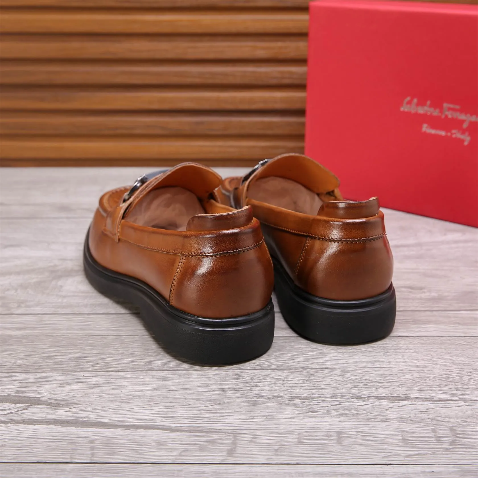 Men's shoes 💰460 🕷🕷🐂【Ferragamo】Ferragamo Popular fashionable casual shoes🇨🇳Official website counter 1:1 production, original mold opening💯Good quality visible, imported high-end first-layer waxed calfskin, water-dyed🐂leather lining🌿very clear texture, high-quality waterproof, non-slip and wear-resistant outsole🎋high quality and low price, truly handmade🍓Black optional! Code number 38-44 (45-46 customized)......